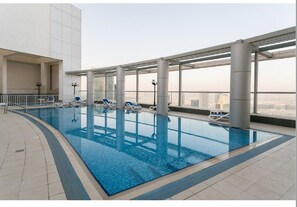 Outdoor pool - Beautiful Studio Walking Distance to Dubai Mall (Dubai)