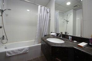 Deluxe-Studio | Badezimmer | Dusche, Handtücher