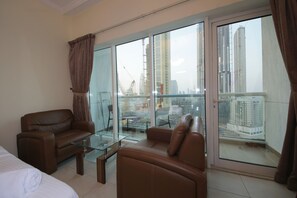 Deluxe Studio | Desk, free WiFi, bed sheets - Beautiful Studio Walking Distance to Dubai Mall (Dubai)