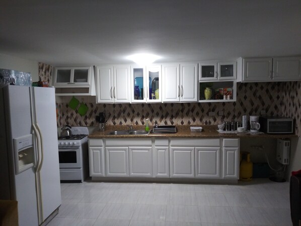 Private kitchen | Coffee/tea maker, cookware/dishes/utensils