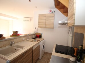 Fridge, microwave, oven, stovetop - Charming air-conditioned duplex with terrace in Collioure (Collioure)