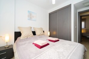 2 室のベッドルーム、アイロン / アイロン台、WiFi (無料)、ベッドシーツ