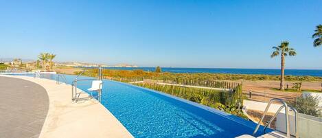 Een verwarmd zwembad