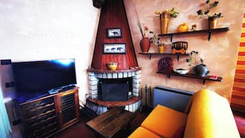 Televisión y chimenea
