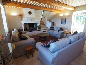 Televisio, takka, DVD-soitin, pöytätennispöytä