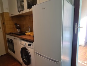 Frigorifero, forno, piano cottura, tostapane