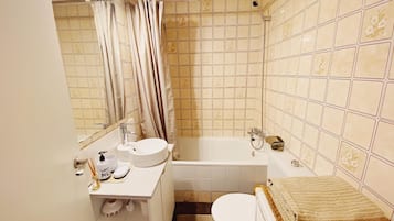 Bathtub, free toiletries, hair dryer, towels