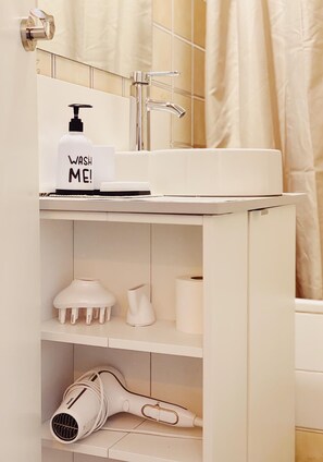 Badewanne, kostenlose Toilettenartikel, Haartrockner, Handtücher