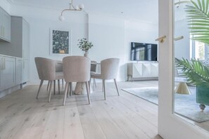 TV - Bright 3-room apartment (London)