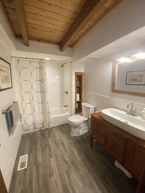 Hair dryer, towels, soap, shampoo - Lulu Lodge – All Season Chalet (Arkville)