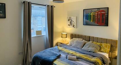 Whyte, 3 Bed House, Sleeps 9, with Garden, Free Parking, Sittingbourne City