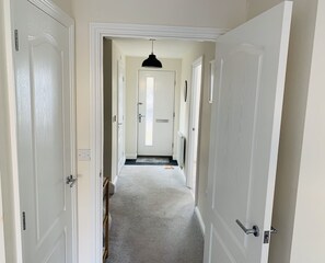 Interior - Whyte, 3 Bed House, Sleeps 9, with Garden, Free Parking, Sittingbourne City (Sittingbourne)