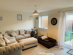 Smart TV - Whyte, 3 Bed House, Sleeps 9, with Garden, Free Parking, Sittingbourne City (Sittingbourne)