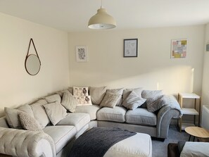 Smart TV - Whyte, 3 Bed House, Sleeps 9, with Garden, Free Parking, Sittingbourne City (Sittingbourne)