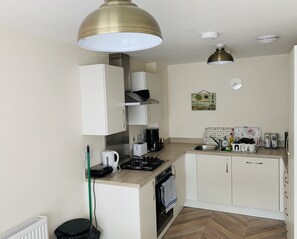 Køleskab, mikrobølgeovn, ovn, kogeplade