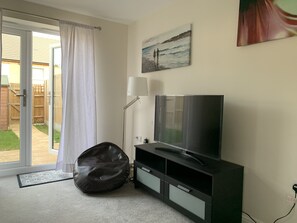 Smart TV - Whyte, 3 Bed House, Sleeps 9, with Garden, Free Parking, Sittingbourne City (Sittingbourne)