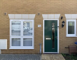 Exterior detail - Whyte, 3 Bed House, Sleeps 9, with Garden, Free Parking, Sittingbourne City (Sittingbourne)