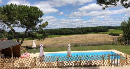 Casa de campo recientemente renovada en una zona apartada con piscina privada para hasta 15 huéspedes.