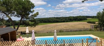 Casa de campo recientemente renovada en una zona apartada con piscina privada para hasta 15 huéspedes.