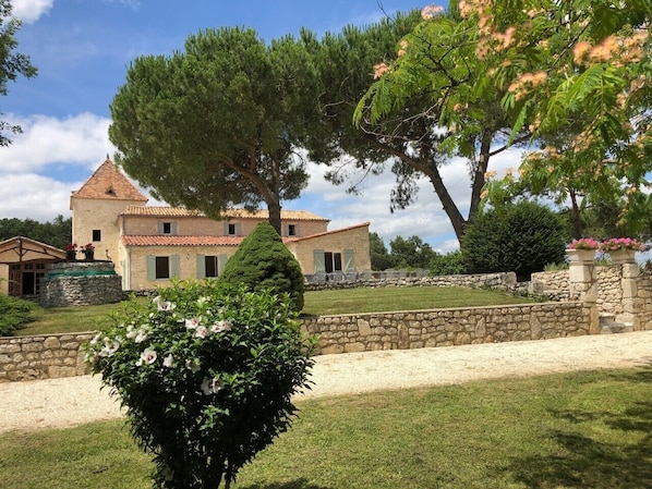 Property grounds - Beautiful Secluded All Ensuite Property with Private Heated Pool – Sleeps 15 (Fonroque)