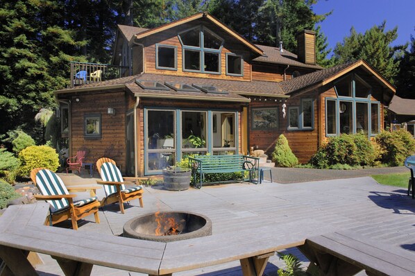 Terrace/patio - Raven Ridge Retreat - Redwoods, Hot Tub & Firepit! (Trinidad)