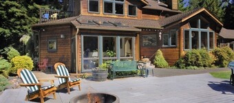 Raven Ridge Retreat - Redwoods, Hot Tub & Firepit!