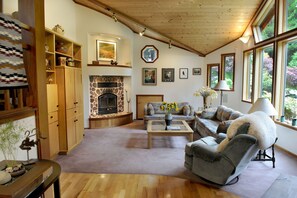 TV - Raven Ridge Retreat - Redwoods, Hot Tub & Firepit! (Trinidad)