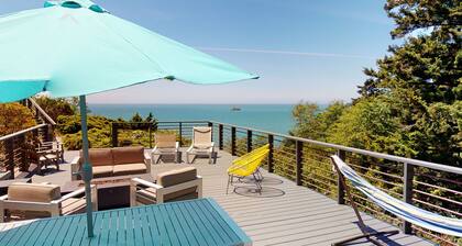 Baker Beach House - NEW LOWER RATE & GREAT VALUE w/ Hot Tub and ocean views!