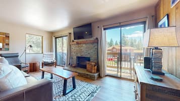 Condo, 1 habitación | Área de sala de estar | Smart TV de 30 pulgadas con canales por cable y televisión