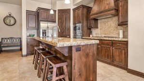 Townhome, 3 Bedrooms | Dapur peribadi | Pembancuh kopi/teh, peti sejuk, ketuhar, pembakar roti 