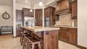 Townhome, 3 Bedrooms | Private kitchen | Fridge, oven, coffee/tea maker, toaster