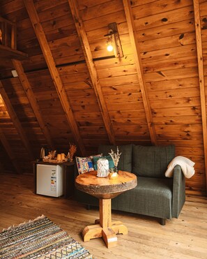 Bungalow, Lake View | Living area