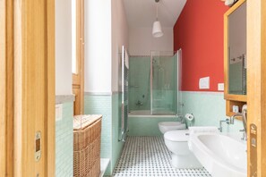 Combinazione doccia/vasca, asciugacapelli, bidet, asciugamani