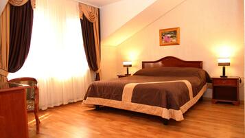 Suite | Desk, laptop workspace, iron/ironing board, free WiFi