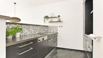 Een koelkast, een magnetron, een oven, een kookplaat