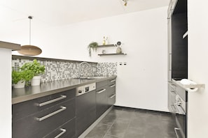 Jääkaappi, mikroaaltouuni, uuni, liesi