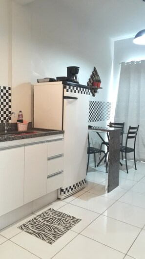 Studio tiện nghi đơn giản, 1 phòng ngủ, ban công | Bếp riêng | Tủ lạnh, dụng cụ nấu nướng/bát dĩa/dao nĩa, gia vị, dụng cụ vệ sinh 