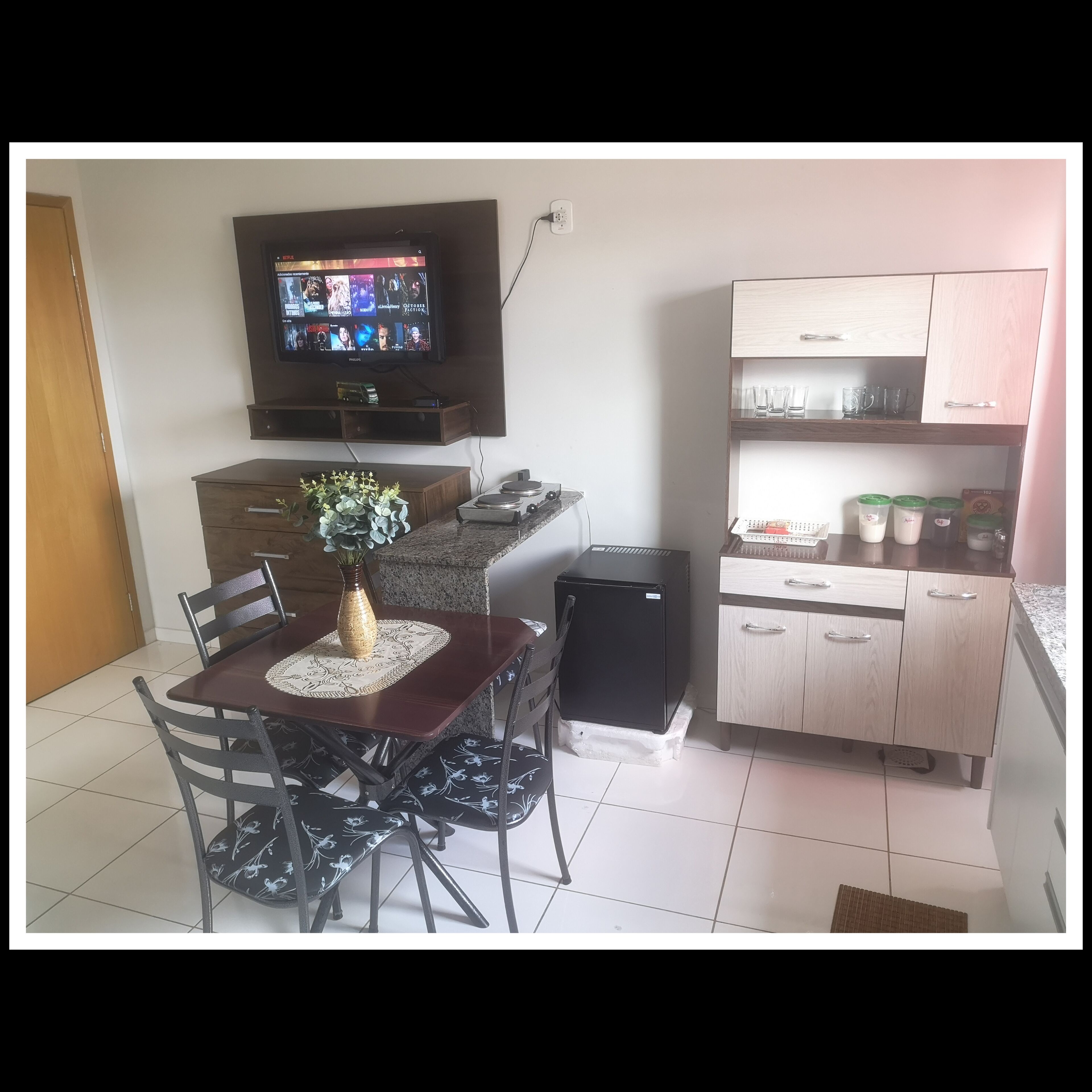 Estudio Confort, 1 habitación, balcón | Sala de estar | Televisión LCD de 32 pulgadas con canales digitales, una televisión