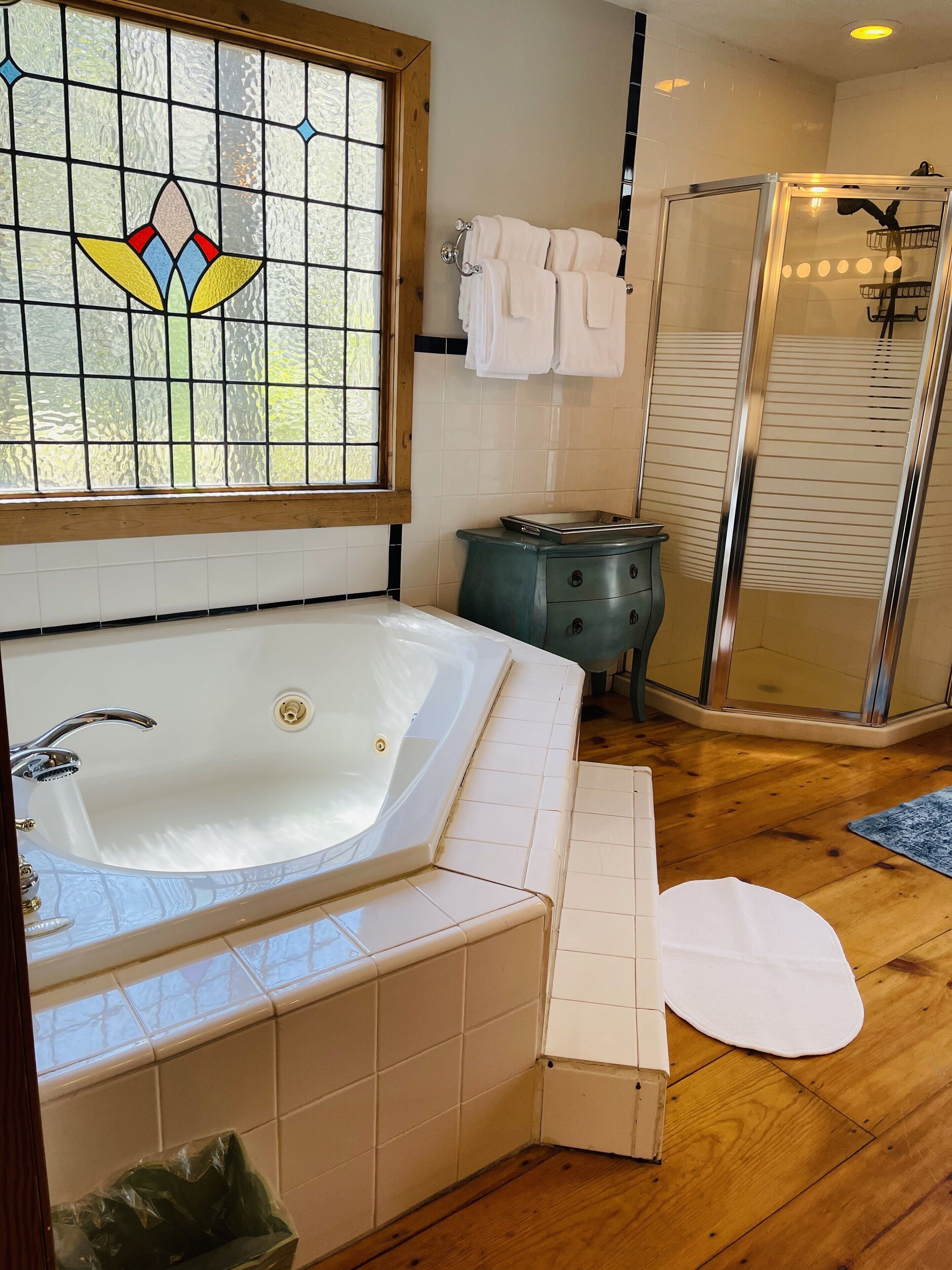 Combined shower/tub, jetted tub, hair dryer, towels