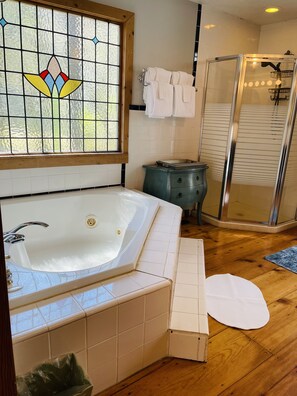 Kombination af bruser/badekar, boblebadekar, hårtørrer, håndklæder