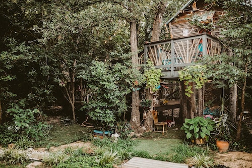 Das Baumhaus mit einer Terrasse zum Grillen und Entspannen.