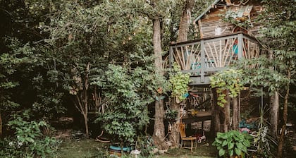 Das Baumhaus mit einer Terrasse zum Grillen und Entspannen.