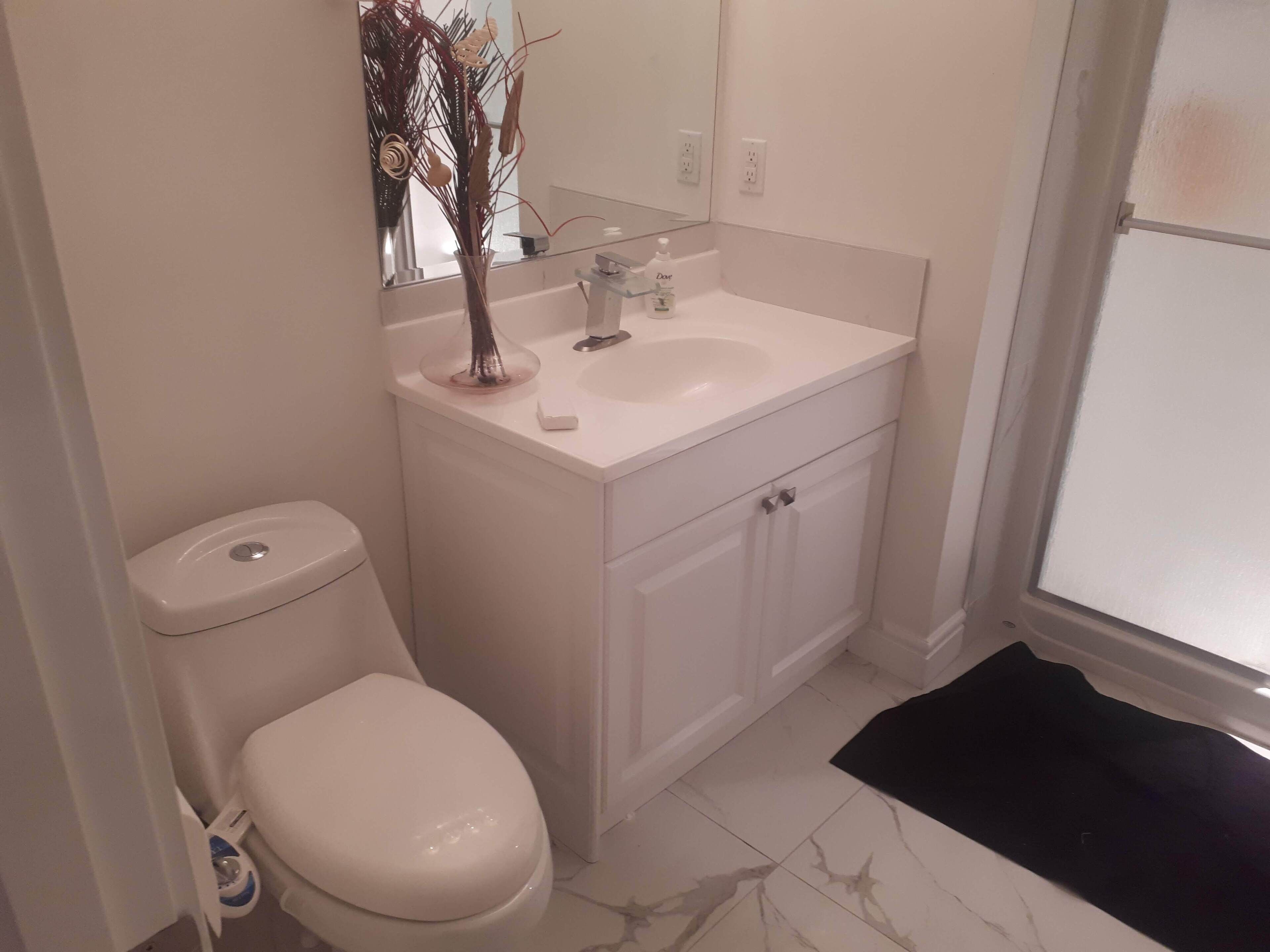 Douche, serviettes fournies, papier toilette