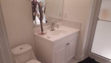 Douche, serviettes fournies, papier toilette