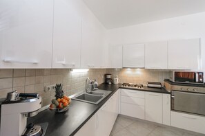 Kühlschrank, Mikrowelle, Ofen, Herdplatte