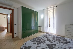 1 chambre, fer et planche à repasser