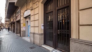 Straßenansicht eines Gebäudes mit einer großen, verzierten Tür und einem Schild mit der Aufschrift 'BUXMEDIC'.