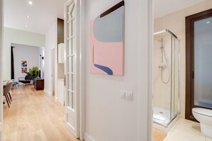 Shower, hair dryer, towels - Sweett | Sepulveda Principal A (Barcelona)