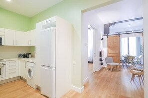 Een koelkast, een microgolfoven, een oven, een kookplaat