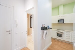 Een koelkast, een microgolfoven, een oven, een kookplaat